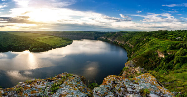 Прекрасный вечер над каньоном с рекой. Путешествие по Европе летом.