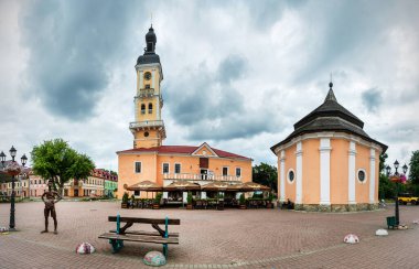 Kamyanets Podolsky. 1 Ağustos 2020. Yazın eski şehrin sokakları ve binaları.