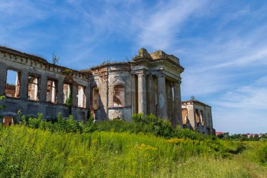 İzyaslav 'da terk edilmiş eski bir saray. Ukrayna