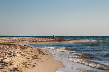 Deniz kenarındaki güzel kumlu sahil. Dzharylgach Adası.