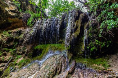 Yazın rahatlamak için gölü olan güzel bir şelale..