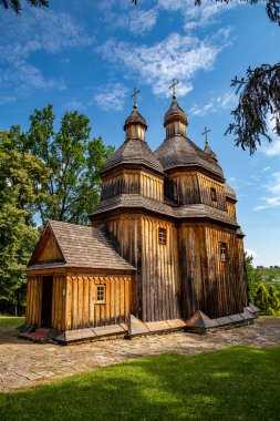 Ukrayna 'daki eski ahşap kilise. Ukrayna 'da Seyahat.