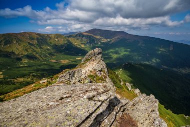 Yüksek Karpatlar 'da güzel bir manzara. Sonbahar dağlarda.