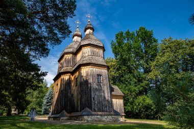 Ukrayna 'daki eski ahşap kilise. Ukrayna 'da Seyahat.