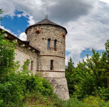Otrokov şehrinde güneşli bir günde güzel bir kale.