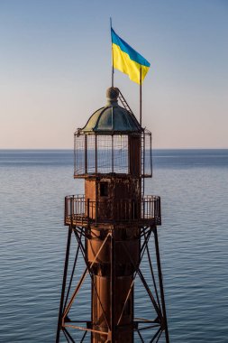 Adadaki eski güzel deniz feneri. Ukrayna 'daki Dzharylgach Adası