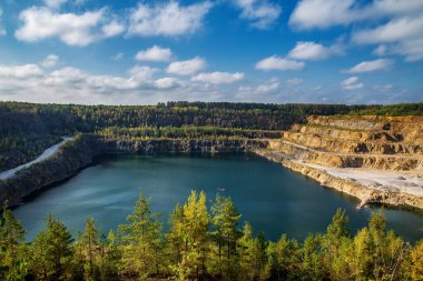 Terk edilmiş granit ve gölü olan kum ocağı. Kanyonda taş çıkarma..