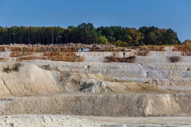 Terk edilmiş granit ve gölü olan kum ocağı. Kanyonda taş çıkarma..