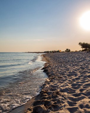 Deniz kenarındaki güzel kumlu sahil. Dzharylgach Adası.