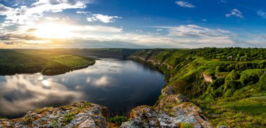 Nehirle birlikte kanyonun üzerinde güzel bir akşam. Yazın Avrupa gezisi.