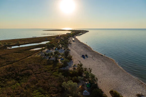Deniz kenarındaki güzel kumlu sahil. Dzharylgach Adası.