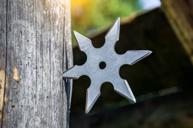 Shuriken (fırlatma yıldızı), geleneksel Japon Ninja soğuk silahı ahşap arka planda sıkışmış