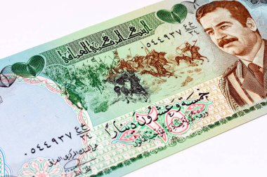 25 Dinar Irak, 1986 'da Saddam Hüseyin' in portresi ve El Kadıysiyah Muharebesi ile birlikte banknot. Irak 'ın antika parası.