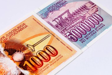 Tesla trafosunun görüntüsüyle 1990 'da 1000 Dinara Yugoslavya banknotu. Yugoslavya 'nın antika parası.