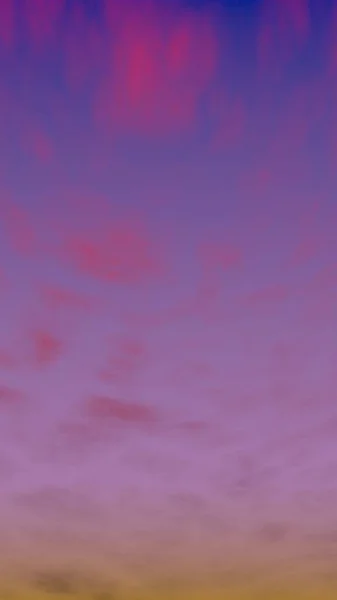 Πυκνό ροζ σύννεφα στον μωβ ουρανό το ηλιοβασίλεμα. Αφηρημένη ομάδα σύννεφων το βράδυ. εικονογράφηση 3D — Φωτογραφία Αρχείου