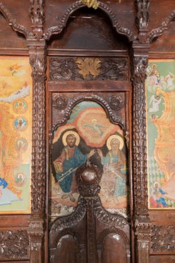 Kelebekler Vadisi Kalopetra manastırda. Rodos Adası. Yunanistan. 05/28/2018. Şapel zengince dekore edilmiş iç.