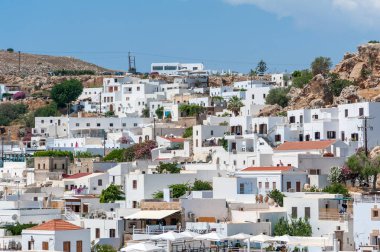 Lindos şehir rooftops Acropolis için önde gelen bir yoldaki badana evler üzerinde görüntüleyin. Rodos Adası. Europe.
