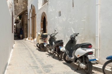 Lindos, Yunanistan. 05/28/2018. Konut badana hane ile dar sokak, cadde görünümü. Rodos Adası. Europe. 