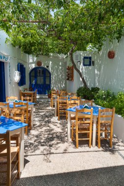Lindos, Yunanistan. 05/29/2018. Lindos şehirdeki geleneksel restoran. Açık yemek. Rodos Adası.