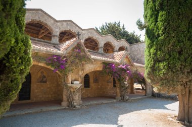 Filerimos, duvar colonnade churchyard çalışan Manastırı. Rodos, Yunanistan.