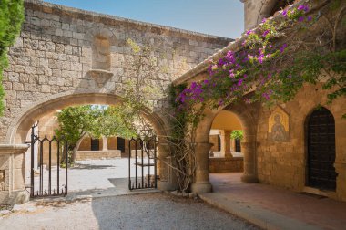 Filerimos, duvar colonnade churchyard çalışan Manastırı. Rodos, Yunanistan.