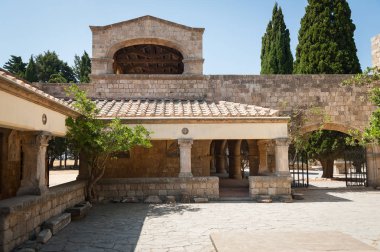 Filerimos, duvar colonnade churchyard çalışan Manastırı. Rodos, Yunanistan.