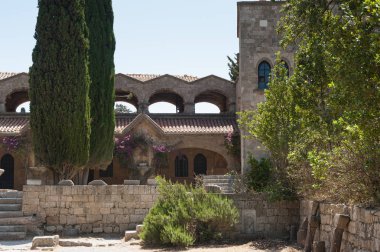 Filerimos, duvar colonnade churchyard çalışan Manastırı. Rodos, Yunanistan.