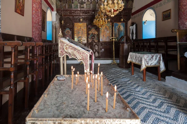 Kelebekler Vadisi Kalopetra manastırda. Rodos Adası. Yunanistan. 05/28/2018. Şapel zengince dekore edilmiş iç.