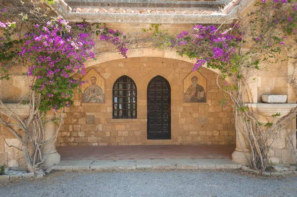 Klooster Van Filerimos Metselwerk Colonnade Loopt Langs Het Kerkhof Rhodos — Stockfoto