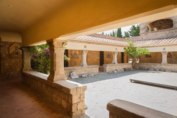 Filerimos, duvar colonnade churchyard çalışan Manastırı. Rodos, Yunanistan.