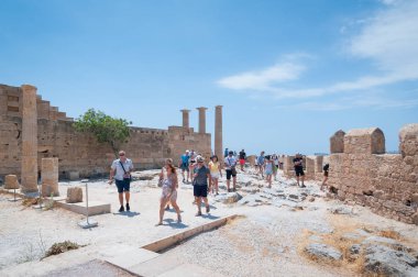 Lindos Acropolis. Yunanistan. 05/29/2018. Kalıntılar, bir Dor Tapınağı, Athena yaklaşık 300 M.ö. kalma Lindia. Knights of St tapınağın üzerine 13 yüzyıl önce inşa John of, Castle. Yunan Adası, Rodos, Europe.