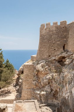 Kalıntılar, bir Dor Tapınağı, Athena yaklaşık 300 M.ö. kalma Lindia. Knights of St tapınağın üzerine 13 yüzyıl önce inşa John of, Castle. Yunan Rodos Adası, Lindos. Europe.