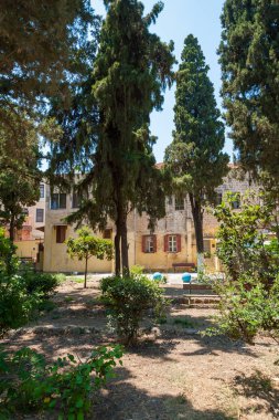 Rodos 'un Rodos, Old Town, Rhodes Adası' nın tarihi bölgesinde ikamet eden ortaçağ konutları. Yunanistan. Avrupa.