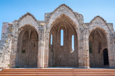 Rodos, Yunanistan. 30 Mayıs 2018. Burgh Bakiresi Kilisesi 'nin kalıntıları. Bir kısmı konutlar için kullanılır. Rodos, Eski Şehir, Rodos Adası, Yunanistan, Avrupa.