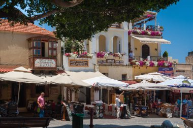 Rodos, Yunanistan. 30 Mayıs 2018. Şehir merkezinde pazar sokakta yerel alışveriş ve restoranlar, Eski şehir. Rodos Adası. Avrupa.