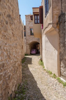 Rodos Kasabası, Yunanistan. 05/30/2018. Rodos, Old Town, Rodos Adası şehir merkezinin tarihi bölümünde Konut ortaçağ konut. Yunanistan. Avrupa.