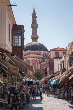 Rodos, Yunanistan. 05/30/2018. Ana pazar Sokratous sokak sonunda Süleymaniye Camii. Rodos, Eski Şehir, Rodos Adası, Avrupa.