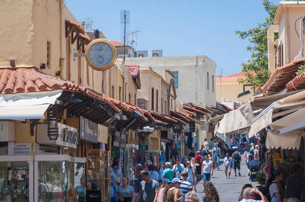 Rodos, Yunanistan. 30 Mayıs 2018. Şehir merkezinde pazar sokakta yerel alışveriş ve restoranlar, Eski şehir. Rodos Adası. Avrupa.