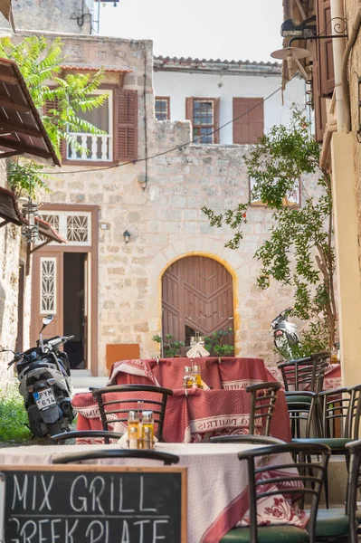 Rodos, Yunanistan. 05/30/2018. Ana Sokratous caddesinde yerel restoran. Rodos, Eski Şehir, Rodos Adası, Avrupa.