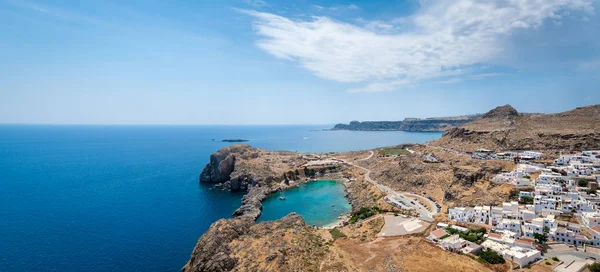 Lindos Acropolis, Yunanistan. 05/29/2018. Kalıntılar, bir Dor Tapınağı, Athena Lindia gezmeye, yaklaşık MÖ 300 ' kalma turist.