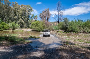 Kırsal Andalucia. İspanya. 06/10/2016. 4 x 4 arazi aracı geçitte nehir yatağı.