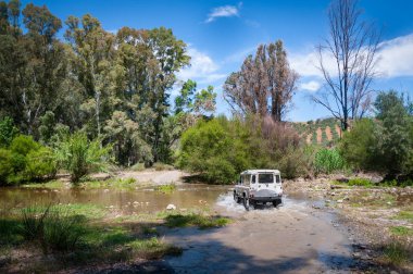 Kırsal Andalucia. İspanya. 06/10/2016. 4 x 4 arazi aracı nehir yatağı geçerken su ile hız.