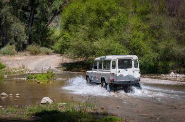 Kırsal Andalucia. İspanya. 06/10/2016. 4 x 4 arazi aracı geçitte nehir yatağı.