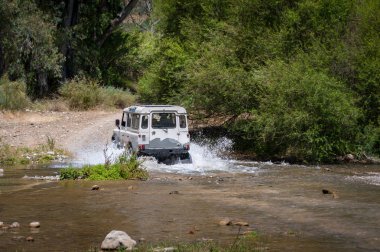 Kırsal Andalucia. İspanya. 06/10/2016. 4 x 4 arazi aracı geçitte nehir yatağı.