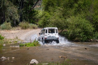 Kırsal Andalucia. İspanya. 06/10/2016. 4 x 4 arazi aracı geçitte nehir yatağı.