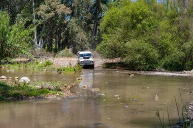 Kırsal Andalucia. İspanya. 06/10/2016. nehir boyunca sürücü için yaklaşan 4 x 4 arazi aracı.