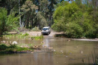 Kırsal Andalucia. İspanya. 06/10/2016. nehir boyunca sürücü için yaklaşan 4 x 4 arazi aracı.