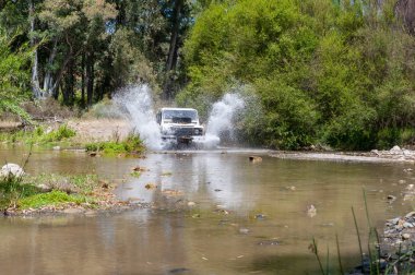 Kırsal Andalucia. İspanya. 06/10/2016. 4 x 4 arazi aracı nehir yatağı geçerken su ile hız.