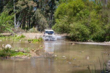 Kırsal Andalucia. İspanya. 06/10/2016. 4 x 4 arazi aracı nehir yatağı geçerken su ile hız.