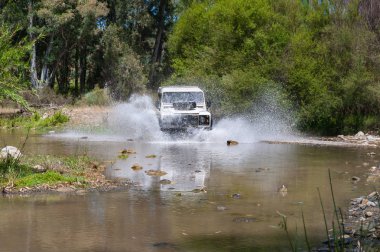 Kırsal Andalucia. İspanya. 06/10/2016. 4 x 4 arazi aracı nehir yatağı geçerken su ile hız.